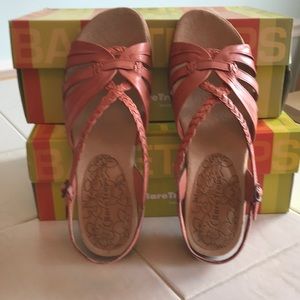 NWOT. BARE TRAPS SANDALS